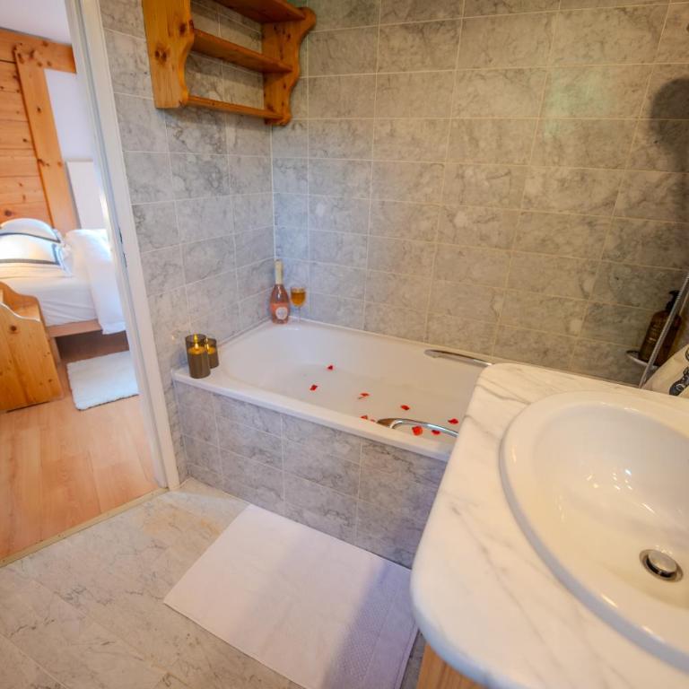 Clouds Studio Alpin Luxury View and Pool - Apartment mit 1 Schlafzimmer, Balkon und Bergblick - 25