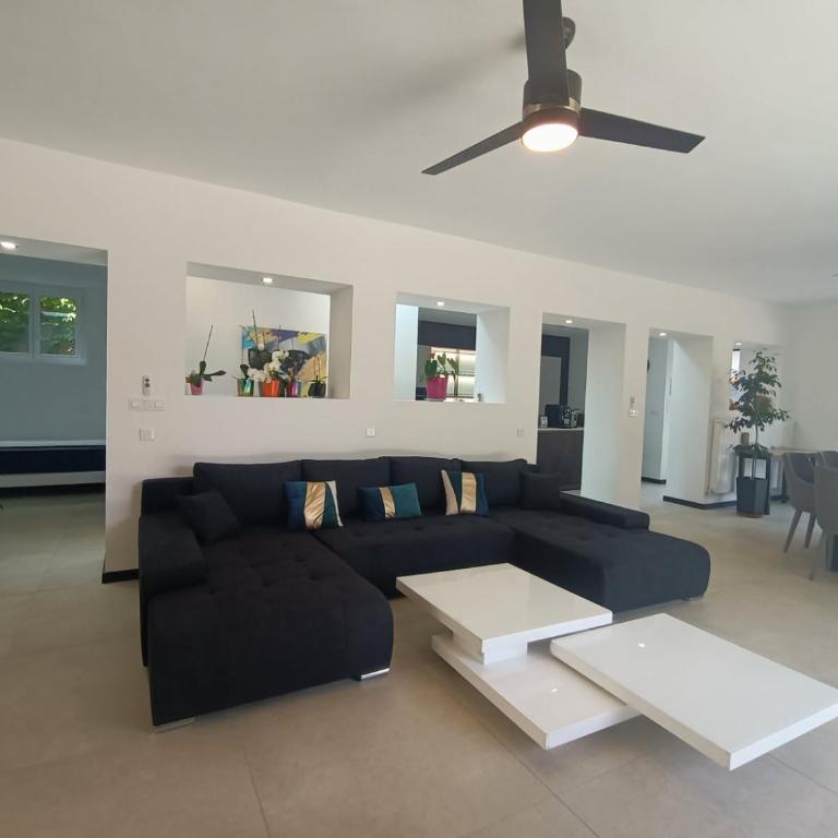 Vue et emplacement d'exception à 20 m de la plage des Sablettes - Villa - Côté Plage - 24