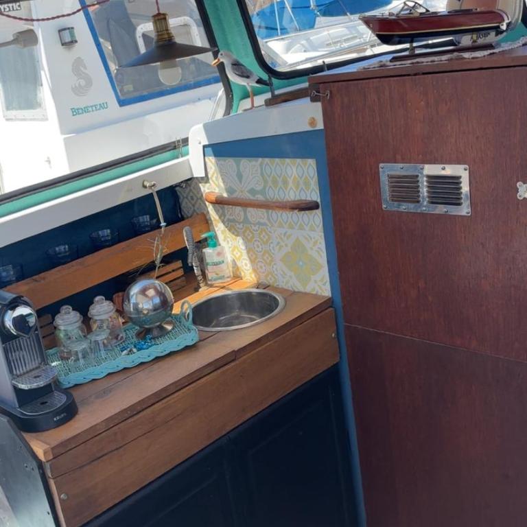 Docked boat - Mobile Home - 3