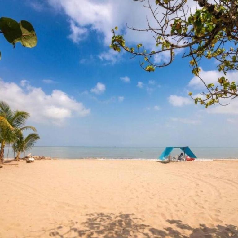 Apto De 3 Hab con Vista y Salida directa Al Mar en Coveñas - Three-Bedroom Apartment - 32