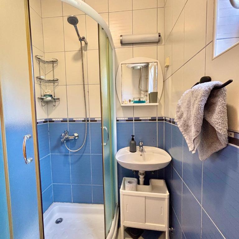 Apartments Djurovic - Double Room with Balcony and Sea View - 4