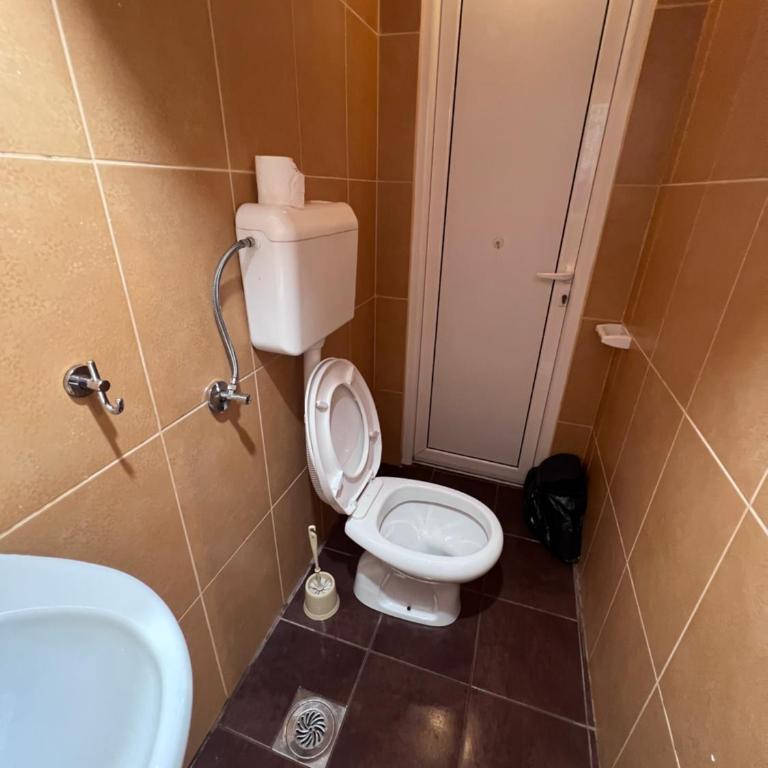 NEWBORN Hostel Budva - Osmokrevetna Mešovita Spavaonica - 2