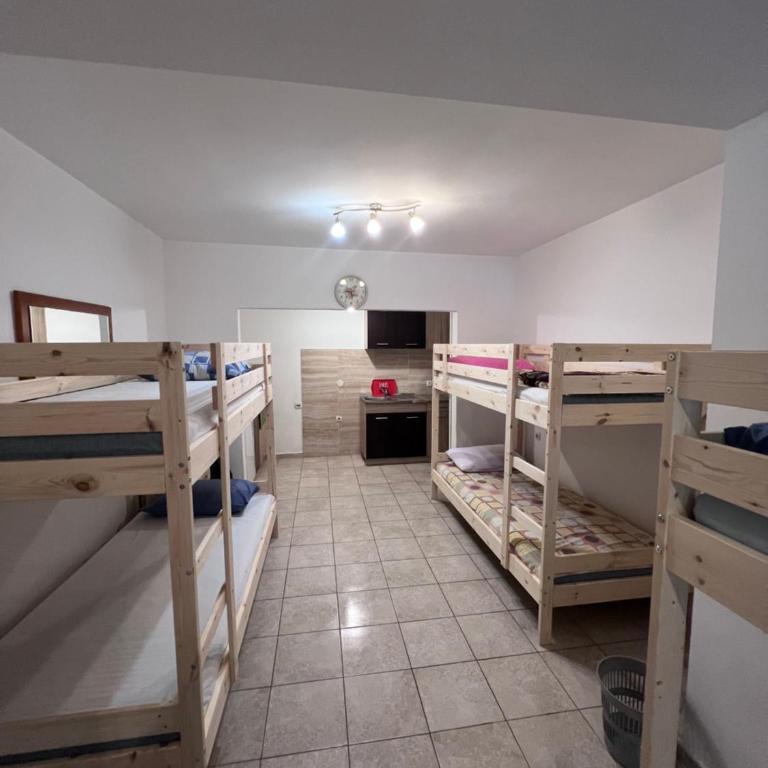 NEWBORN Hostel Budva - Osmokrevetna Mešovita Spavaonica - 1