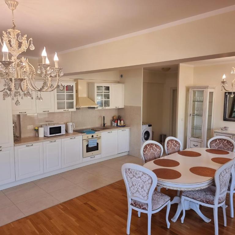 Harmonia Budva 1 - Apartman sa 3 Spavaće Sobe i Pogledom na More - 3