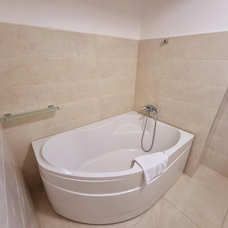 Harmonia Budva 1 - Apartman sa 3 Spavaće Sobe i Pogledom na More - 16