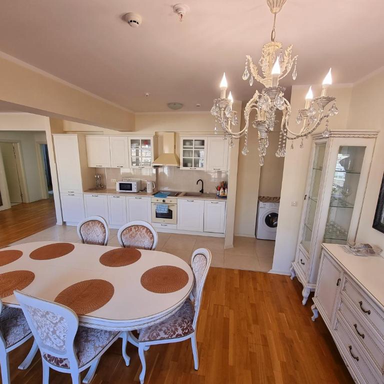 Harmonia Budva 1 - Apartman sa 3 Spavaće Sobe i Pogledom na More - 23