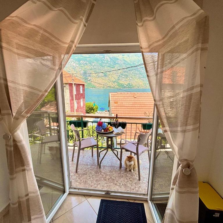 Apartments Djurovic - Double Room with Balcony and Sea View - 8
