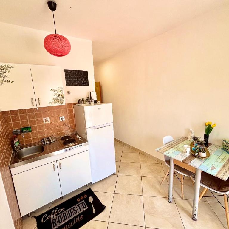 Apartments Djurovic - Double Room with Balcony and Sea View - 10