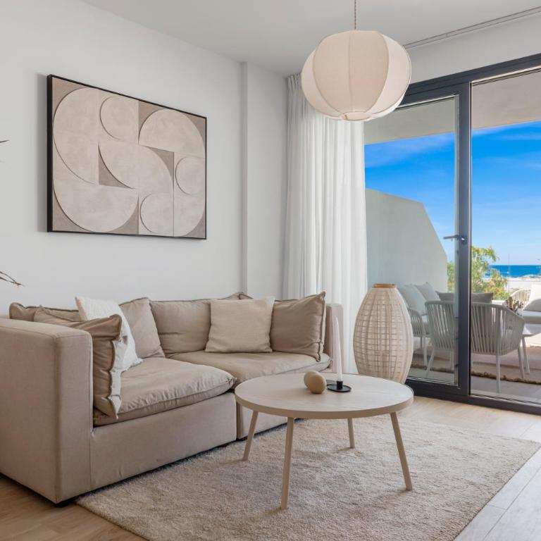 Estepona Beach Getaway 2BR Apartment w Sea View - Apartamento de 2 dormitorios con balcón y vistas al mar - 1