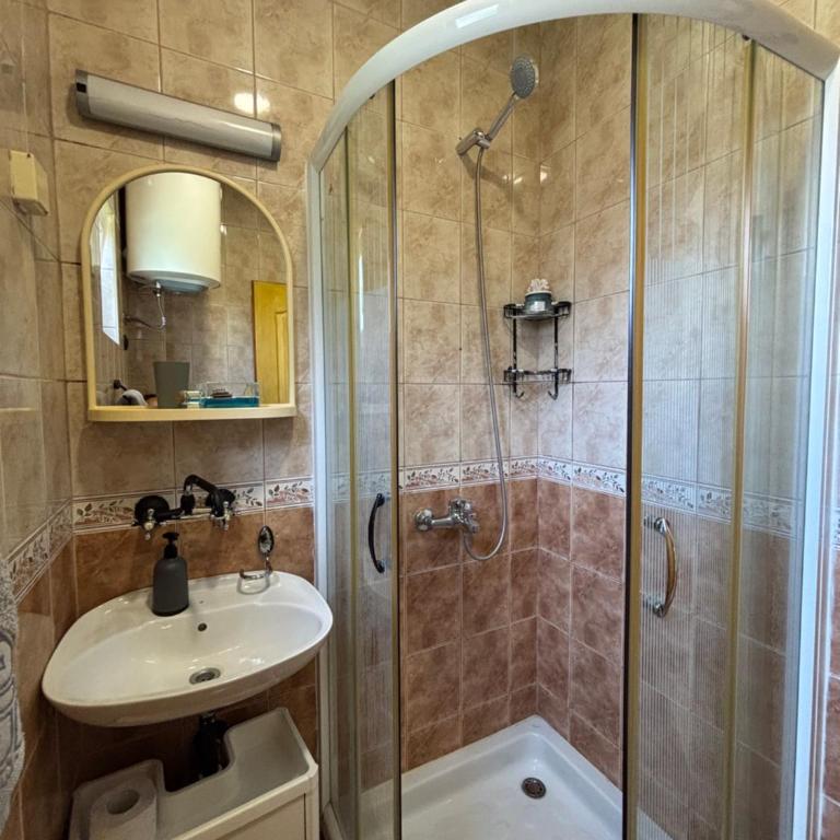 Apartments Djurovic - Double Room with Balcony and Sea View - 1