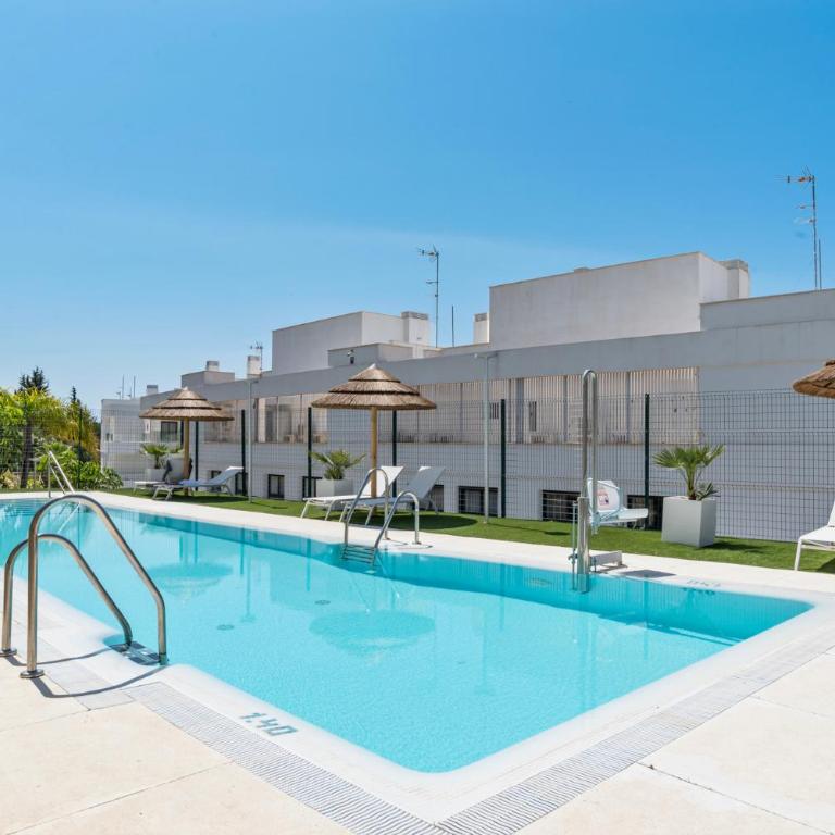 Estepona Beach Getaway 2BR Apartment w Sea View - Apartamento de 2 dormitorios con balcón y vistas al mar - 24