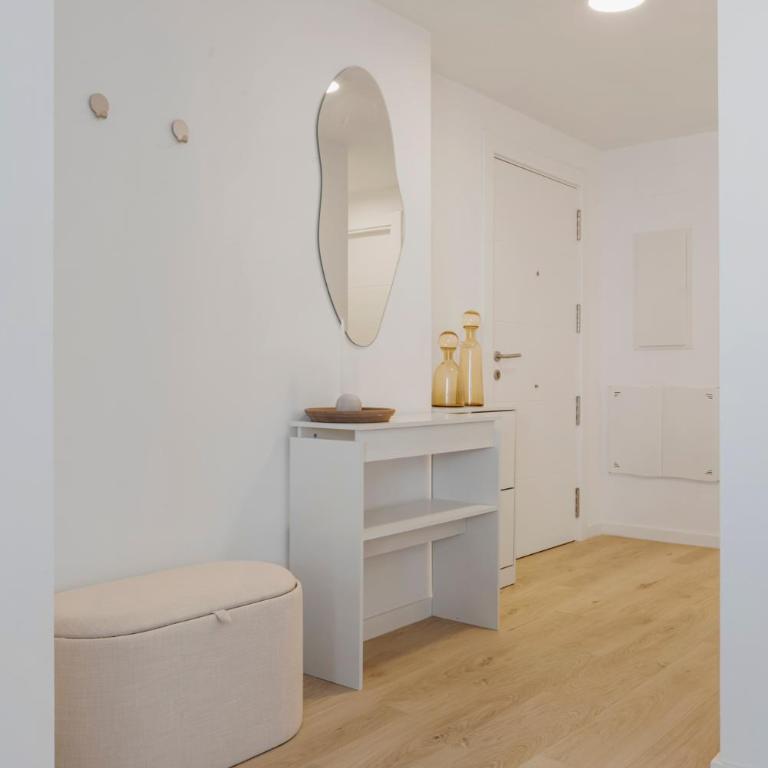 Estepona Beach Getaway 2BR Apartment w Sea View - Apartamento de 2 dormitorios con balcón y vistas al mar - 9
