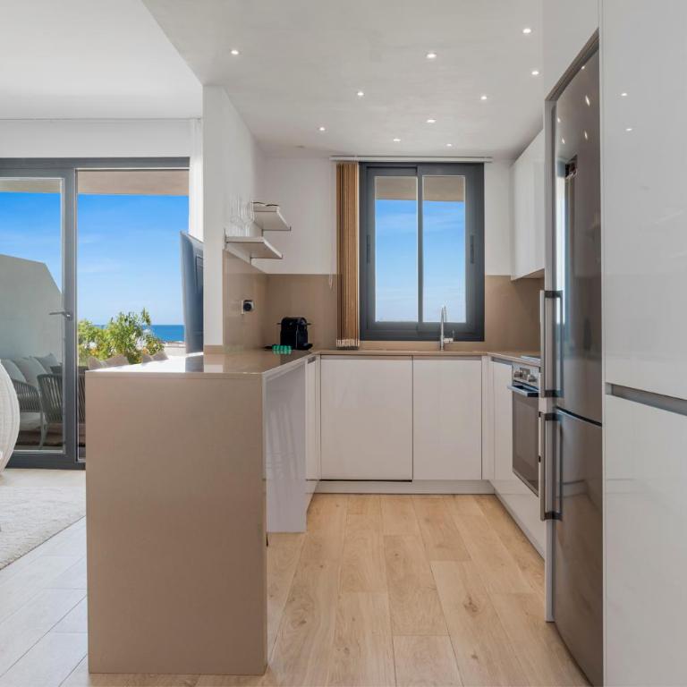 Estepona Beach Getaway 2BR Apartment w Sea View - Apartamento de 2 dormitorios con balcón y vistas al mar - 17