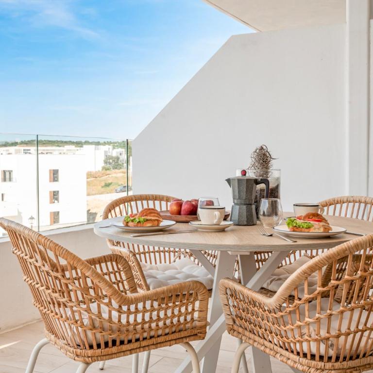 Estepona Beach Getaway 2BR Apartment w Sea View - Apartamento de 2 dormitorios con balcón y vistas al mar - 11