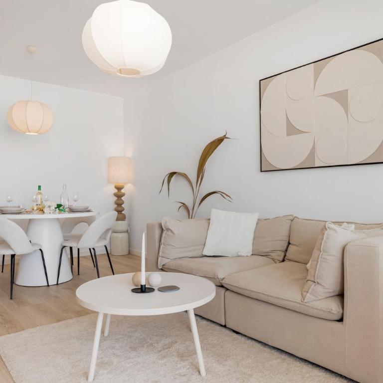 Estepona Beach Getaway 2BR Apartment w Sea View - Apartamento de 2 dormitorios con balcón y vistas al mar - 8