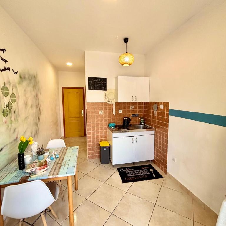 Apartments Djurovic - Double Room with Balcony and Sea View - 3