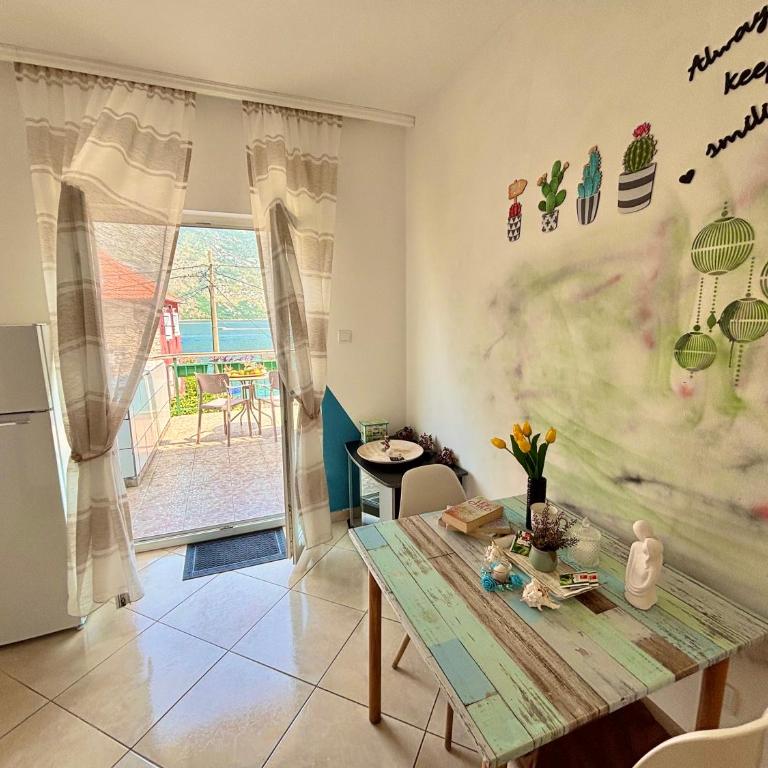 Apartments Djurovic - Double Room with Balcony and Sea View - 5