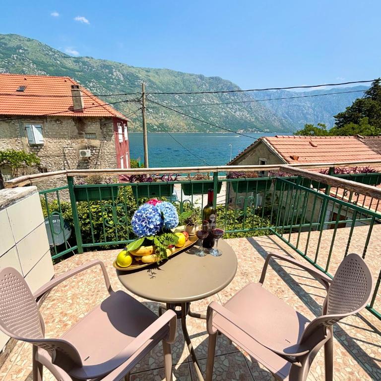 Apartments Djurovic - Double Room with Balcony and Sea View - 8
