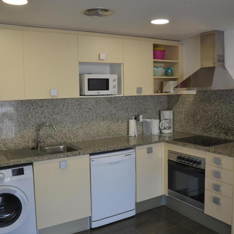 Apartamento céntrico con piscina, parking y a 200m de la playa en L'Estartit - ES-323-41 - Apartment - 24
