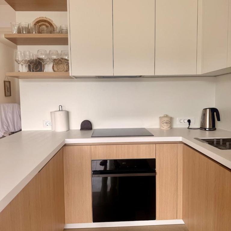 Beautiful Seaview Spacious two bedroom flat - Two-Bedroom Apartment with Balcony and Sea View - 7