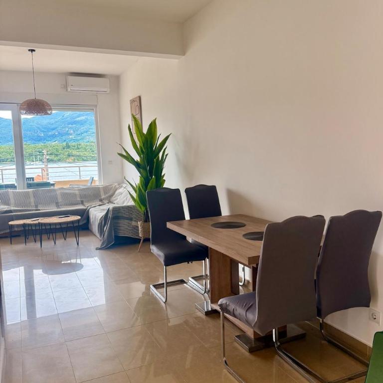 Beautiful Seaview Spacious two bedroom flat - Two-Bedroom Apartment with Balcony and Sea View - 13