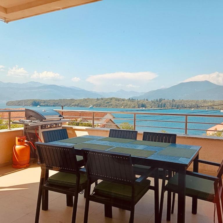 Beautiful Seaview Spacious two bedroom flat - Two-Bedroom Apartment with Balcony and Sea View - 16