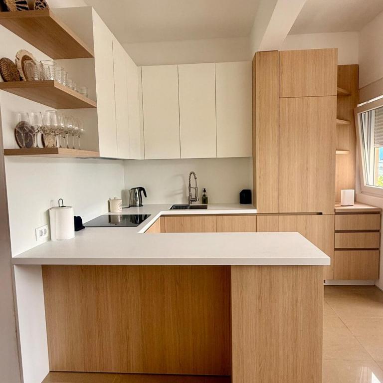 Beautiful Seaview Spacious two bedroom flat - Two-Bedroom Apartment with Balcony and Sea View - 9