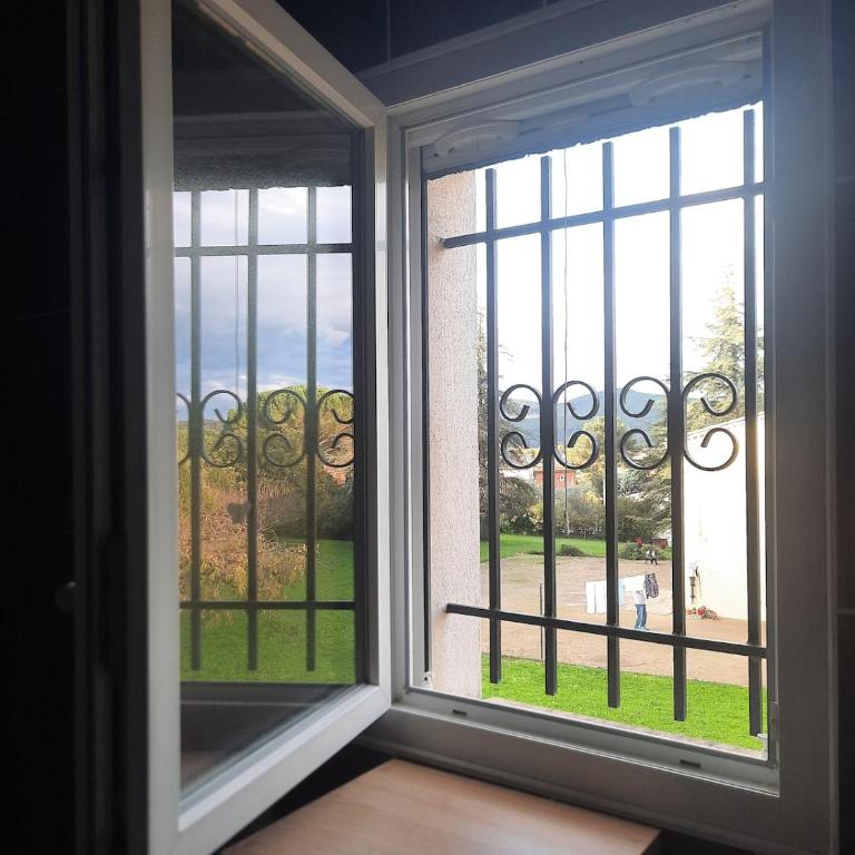 Maison privative, lumineuse avec grand jardin et piscine - Maison 4 Chambres - 27