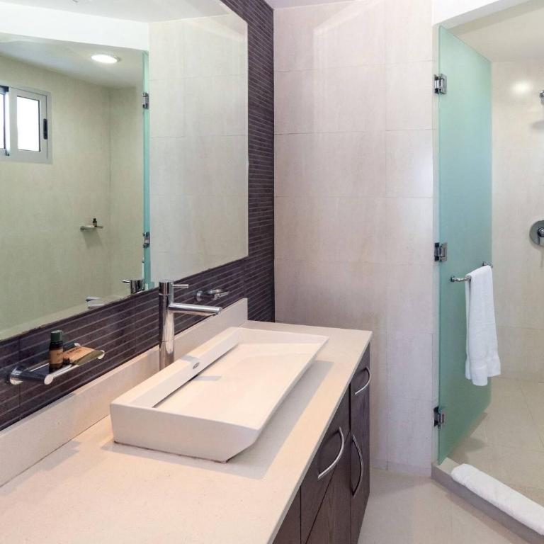 Beachfront Condo with tub, 3 BR & Pool - At Mareazul Condo Corazon - Apartment - 10
