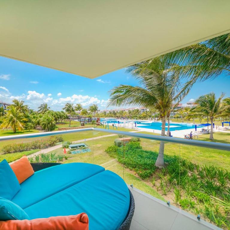 Beachfront Condo with tub, 3 BR & Pool - At Mareazul Condo Corazon - Apartment - 14