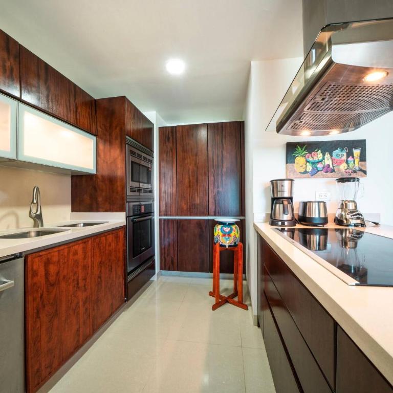 Beachfront Condo with tub, 3 BR & Pool - At Mareazul Condo Corazon - Apartment - 15