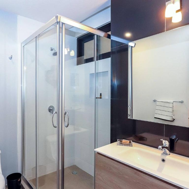 Luxury 1 BR Condo - 2 Pools & Gym - At The City Condos - Descanso - One-Bedroom Apartment - 4