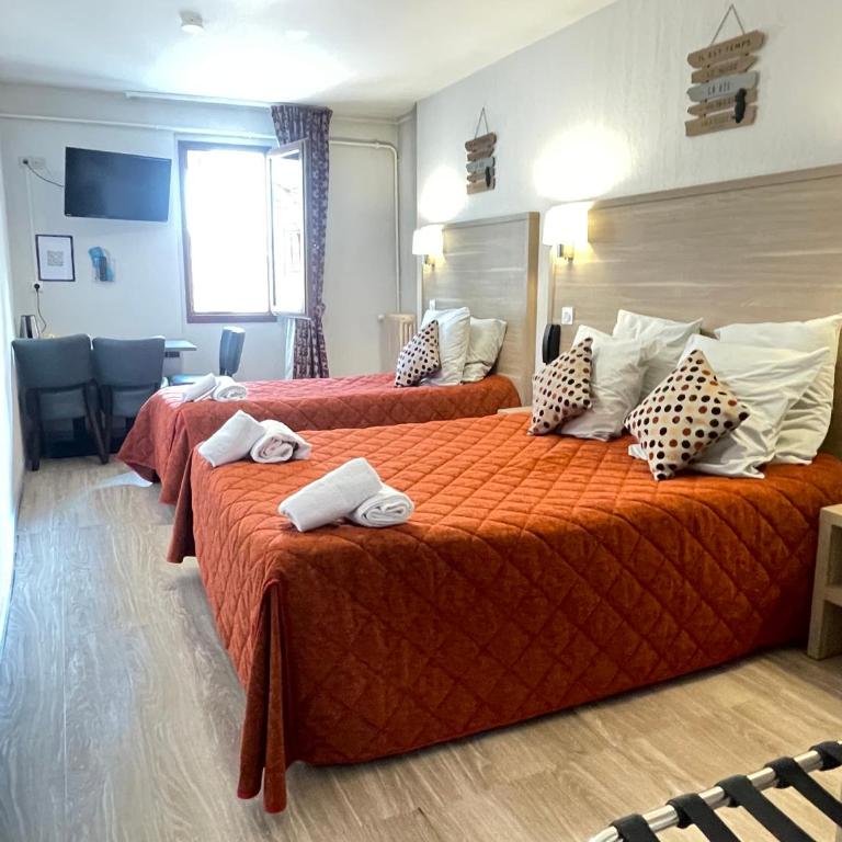 Hôtel Du Cheval Blanc Barcelonnette - Habitación Triple Estándar - 2