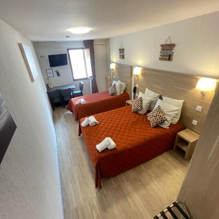 Hôtel Du Cheval Blanc Barcelonnette - Habitación Triple Estándar - 1