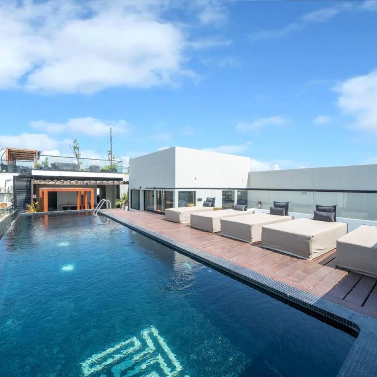 1 BR Condo with Rooftop Pool & Bar - At IT Residences - Condo Iris - One-Bedroom Apartment - 2