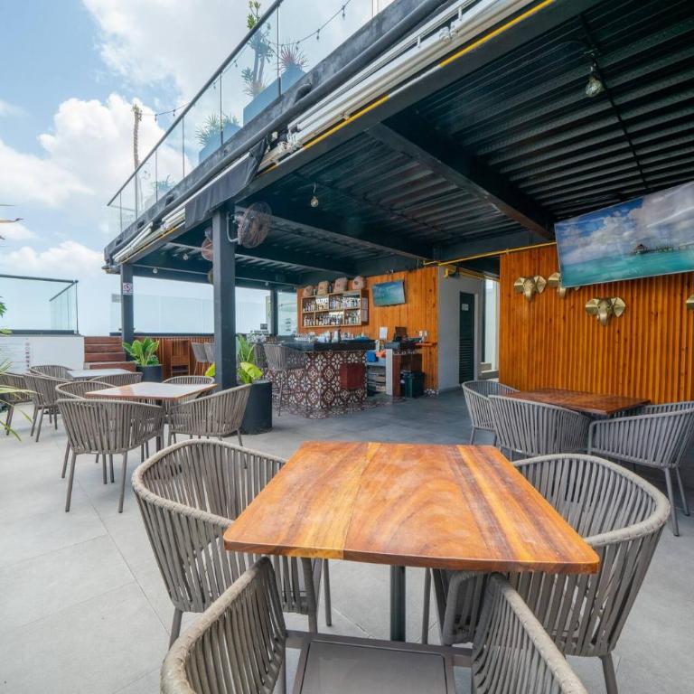 1 BR Condo with Rooftop Pool & Bar - At IT Residences - Condo Iris - One-Bedroom Apartment - 24
