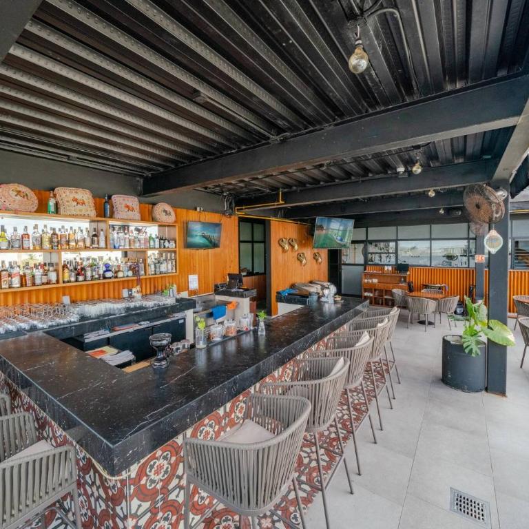 1 BR Condo with Rooftop Pool & Bar - At IT Residences - Condo Iris - One-Bedroom Apartment - 23