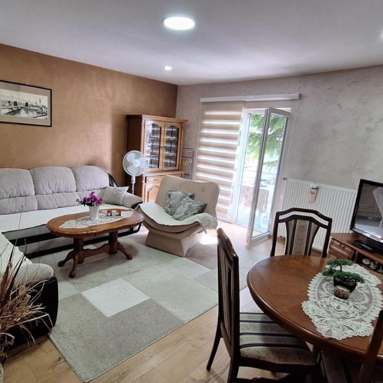 Apartman Nani - Three-Bedroom Apartment with Mountain View - 9
