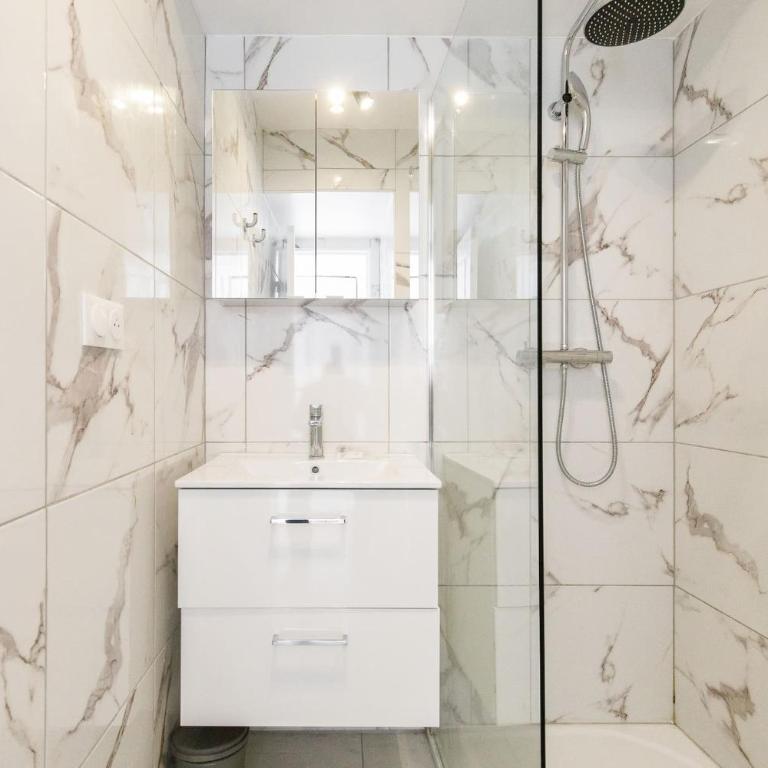 VAUBAN Superbe T2 avec Vue Port Antibes Résidence Haut de Gamme Clim Parking Privé Wi-Fi - Appartement - 10