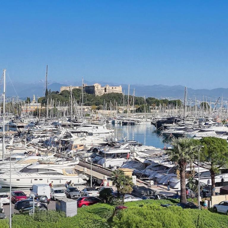 VAUBAN Superbe T2 avec Vue Port Antibes Résidence Haut de Gamme Clim Parking Privé Wi-Fi - Appartement - 25