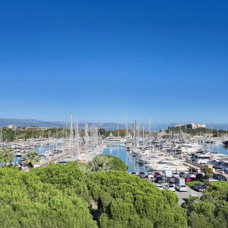 VAUBAN Superbe T2 avec Vue Port Antibes Résidence Haut de Gamme Clim Parking Privé Wi-Fi - Appartement - 26