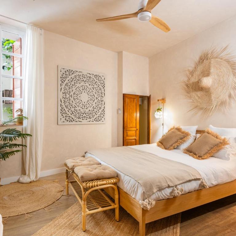 La Cour Secrète - Suite Bali - Escapade balinaise romantique - Balnéo privée - Spacieuse et tamisée - cœur de ville Carpentras - Appartement 1 Chambre avec Baignoire Spa - 13