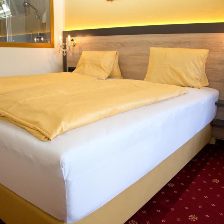Villa Desiree - Hotel Garni - Adults Only - Doppelzimmer mit Balkon und Seeblick - 8