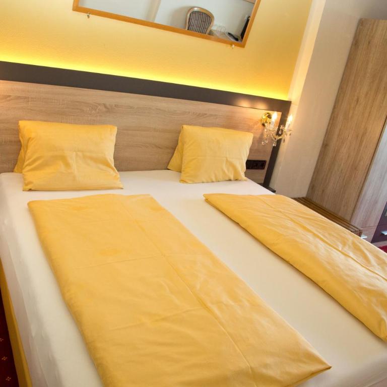 Villa Desiree - Hotel Garni - Adults Only - Doppelzimmer mit Balkon und Seeblick - 10