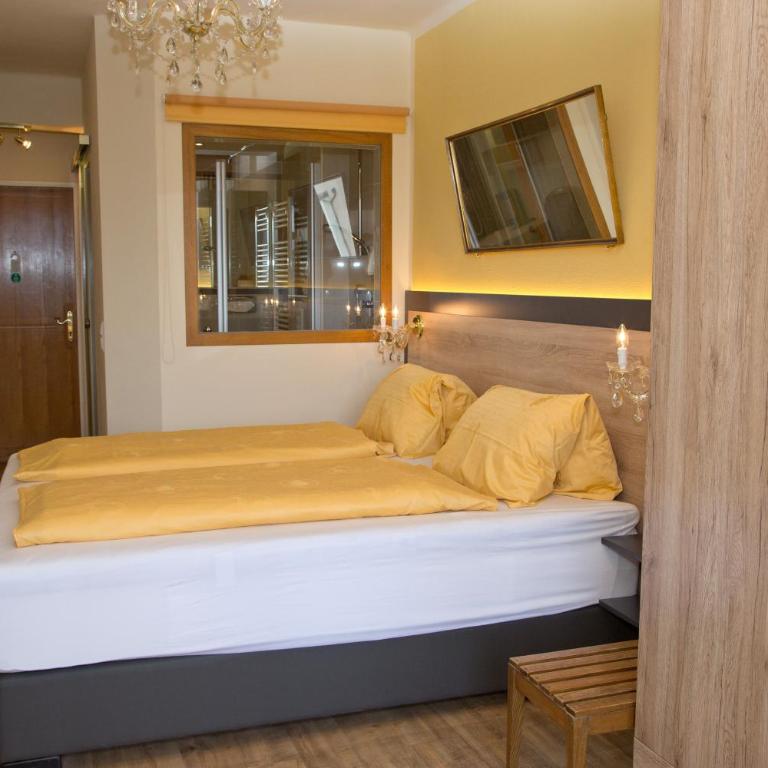 Villa Desiree - Hotel Garni - Adults Only - Doppelzimmer mit Balkon und Seeblick - 13