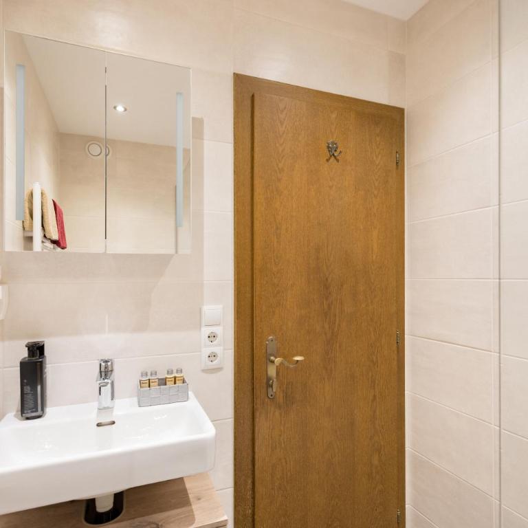 Hotel Pension*** Wiesenhof - Dreibettzimmer mit Dusche - 1