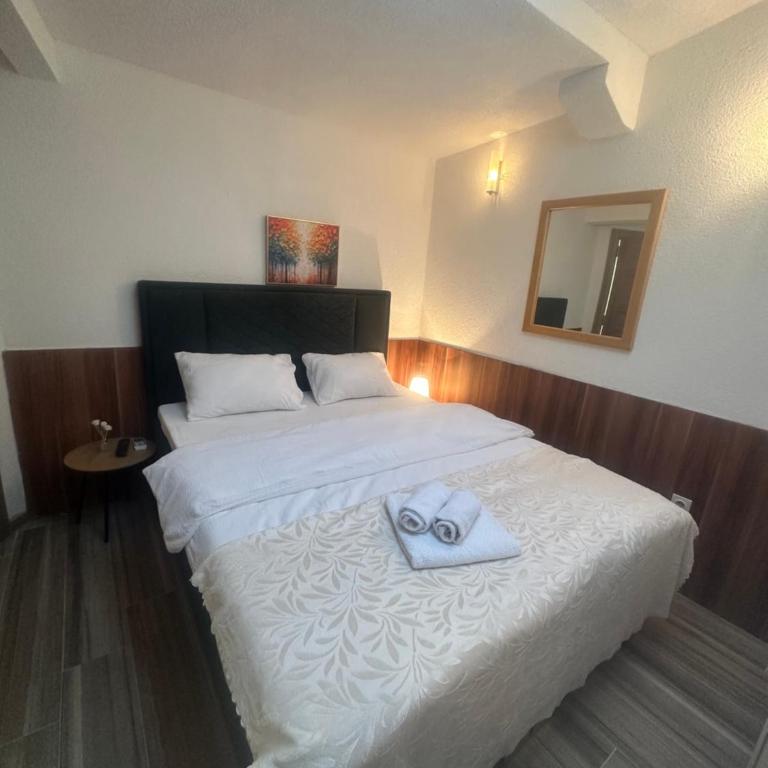Hotel Piramida Sunca - Deluks Dvokrevetna Soba sa Bračnim Krevetom - 2
