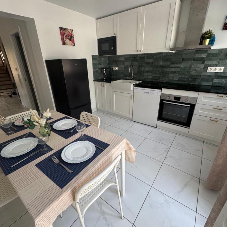 VILLA MARE - 2 beds with balcony, patio and pool and direct park access - Two-Bedroom House - 2