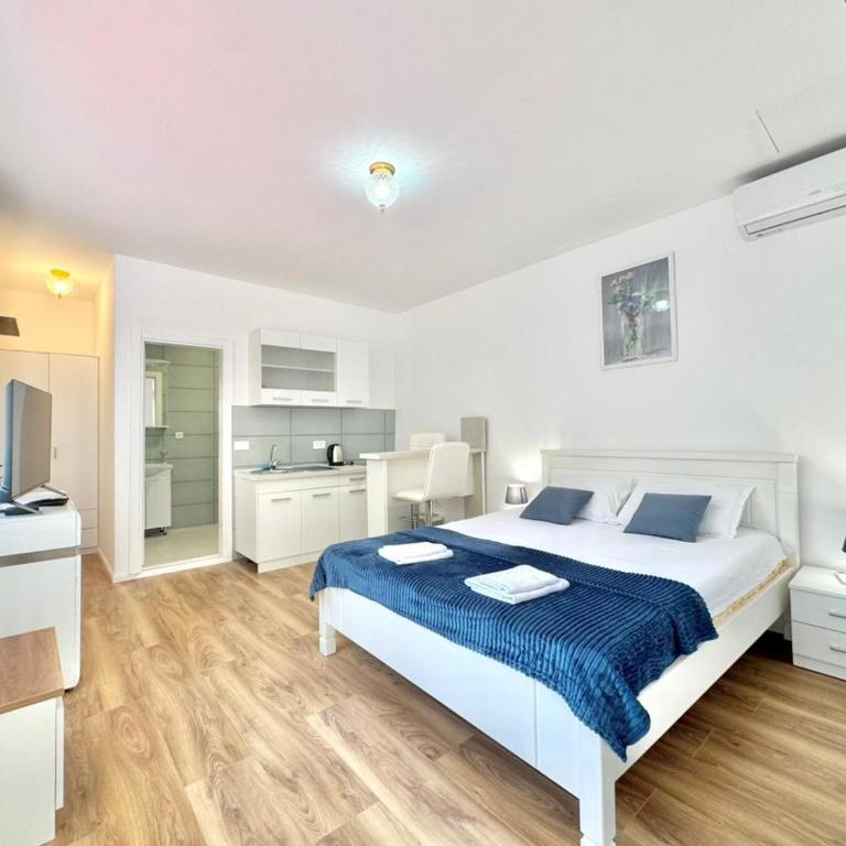 FOR-A Apartmani - Deluxe King Studio - 1