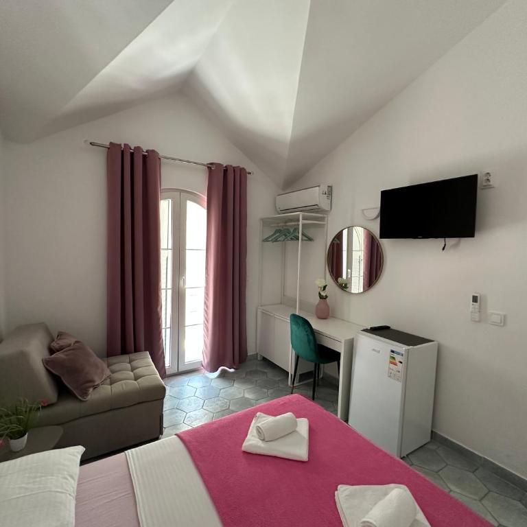 R&A Apartmani Bečići - Dvokrevetna Soba sa Bračnim Krevetom sa Balkonom i Pogledom na More - 4